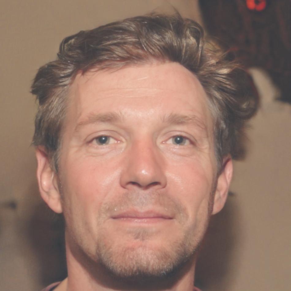 Portrait de Marc Dubois, conseiller principal en stratégie financière