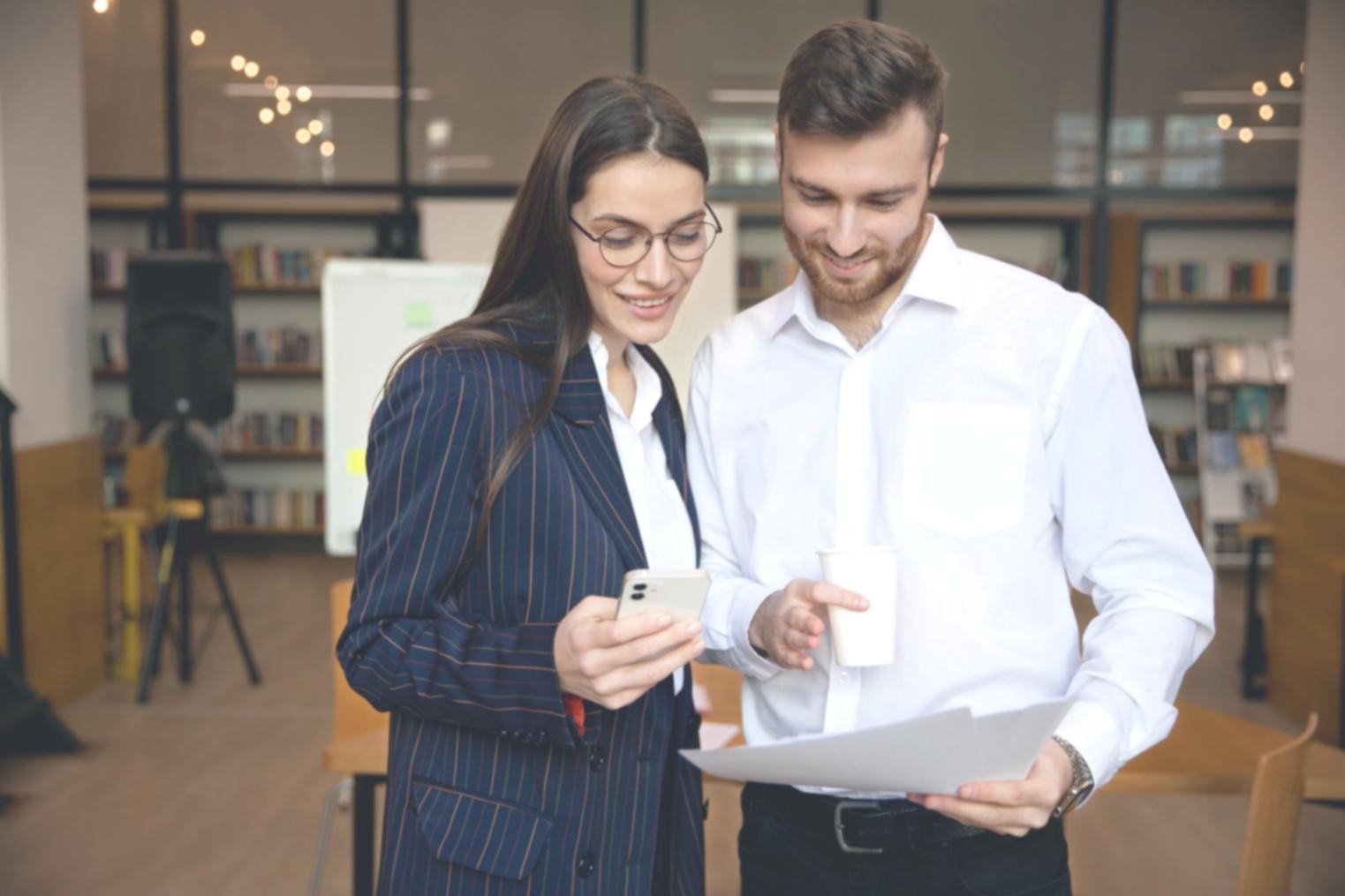 Professionnelle travaillant sur des analyses financières